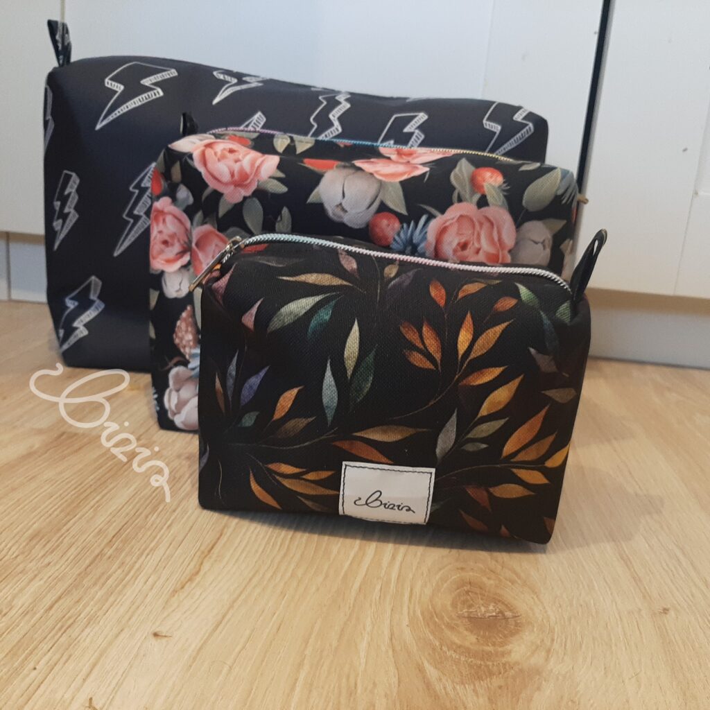 Trzy kosmetyczki w różnych rozmiarach (mała, średnia, duża) w trzech różnych wzorach. Szyte na zamówienie.