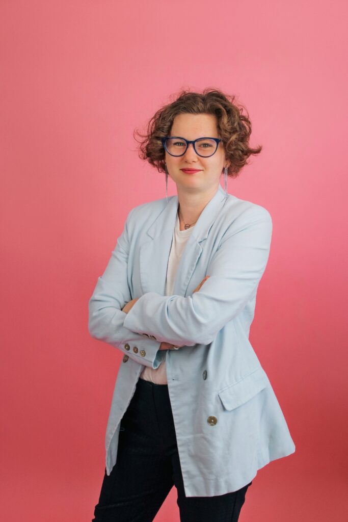 Magdalena Juruś - autorka marki BIZIA. Torby na ramię, etui na podpaski, maty na basen, kosmetyczki.