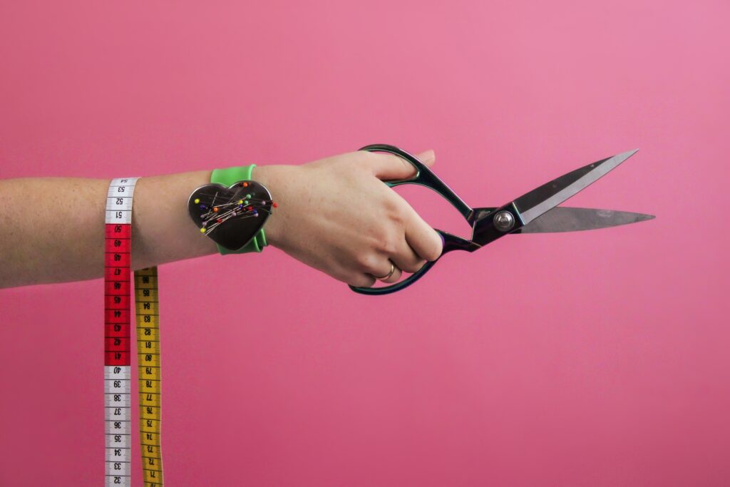 Magdalena Juruś - autorka marki BIZIA. Szyje torby na ramię, etui na podpaski, maty na basen, kosmetyczki