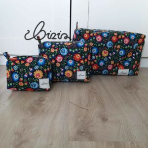 Trzy rozmiary kosmetyczek. Mała, średnia i duża. Uszyte są we wzory łowickie. Zamówione jako prezent.